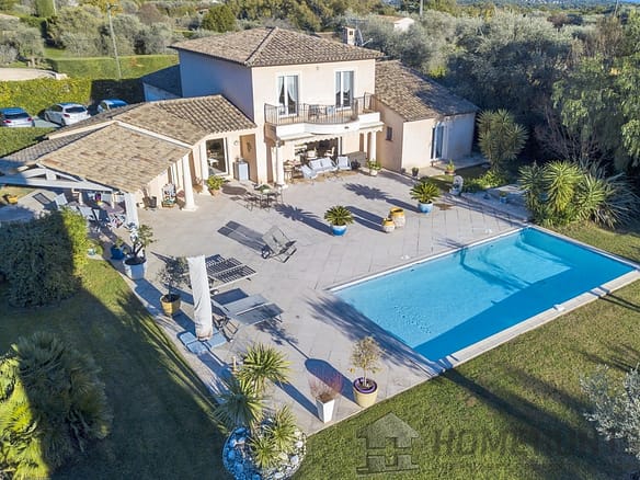 4 Bedroom Villa/House in Valbonne 32