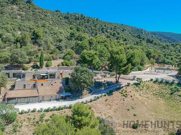 8 Bedroom Villa/House in Lourmarin 4