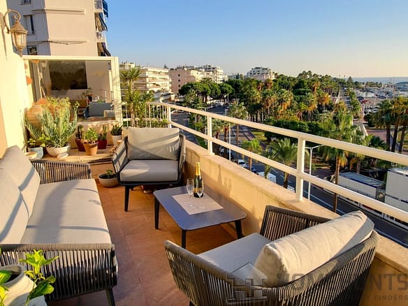 2 Bedroom Apartment in Cannes 4