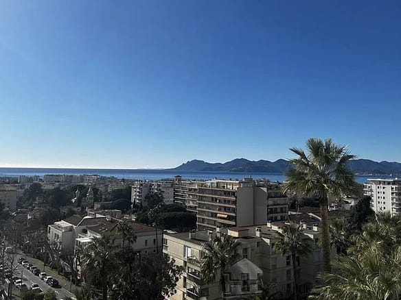 2 Bedroom Apartment in Cannes 14