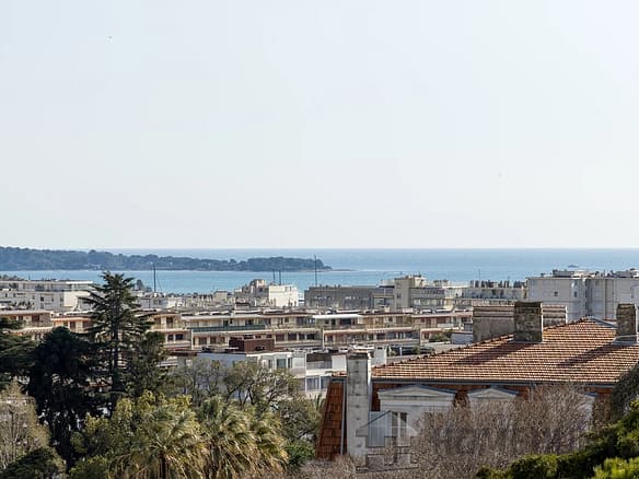 2 Bedroom Apartment in Cannes 6