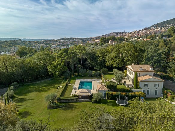 8 Bedroom Villa/House in Grasse 30