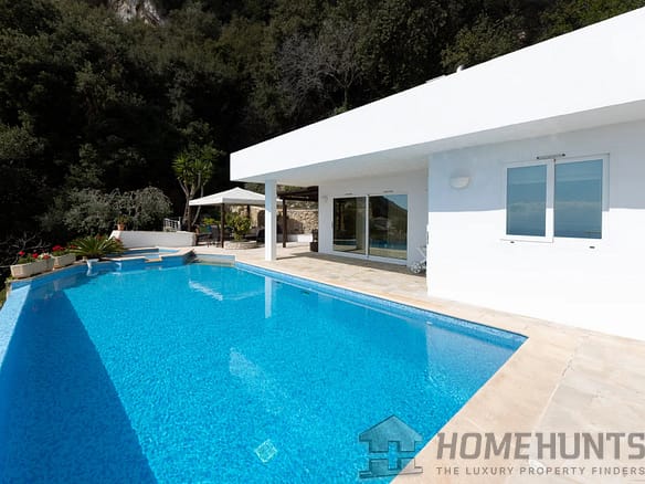 4 Bedroom Villa/House in Eze 4