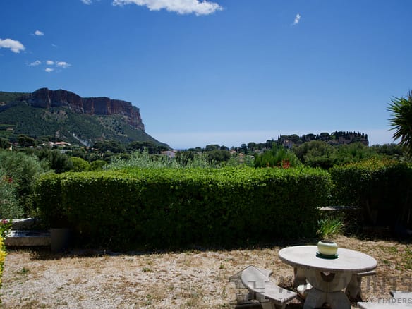 2 Bedroom Villa/House in Cassis 34