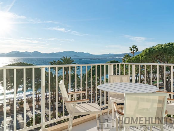 3 Bedroom Apartment in Cannes 32