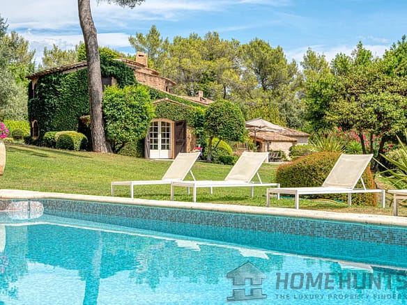 9 Bedroom Villa/House in Grasse 4