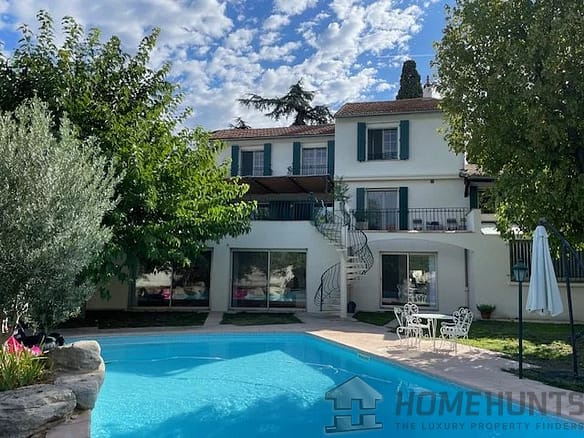 4 Bedroom Villa/House in Arles 6