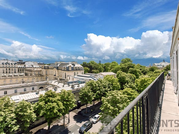 3 Bedroom Apartment in Paris 8th (Golden Triangle - Parc Monceau) 12