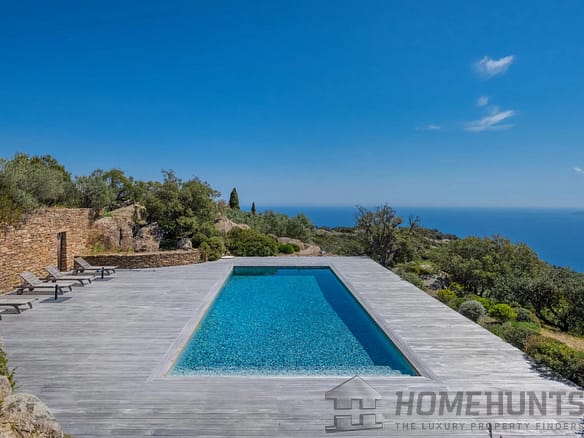 7 Bedroom Villa/House in Bormes Les Mimosas 8