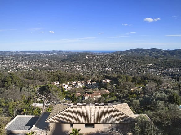 4 Bedroom Villa/House in Grasse 6