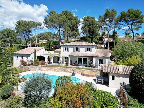 4 Bedroom Villa/House in Roquefort Les Pins 8