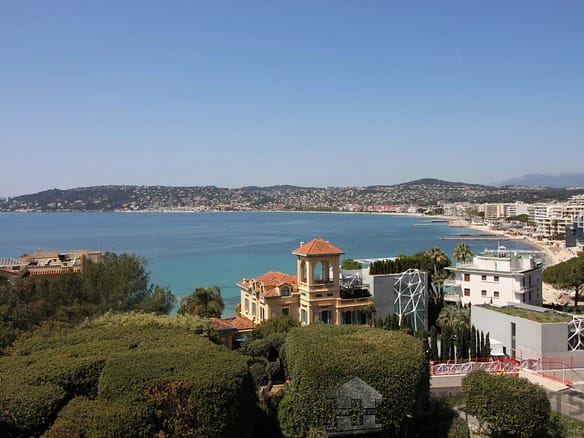 1 Bedroom Apartment in Juan Les Pins 12