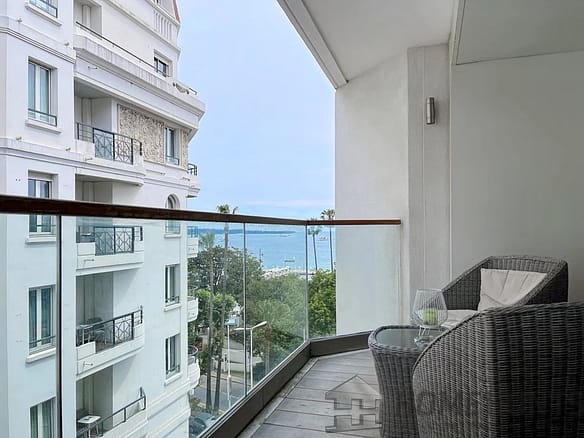 2 Bedroom Apartment in Cannes 8