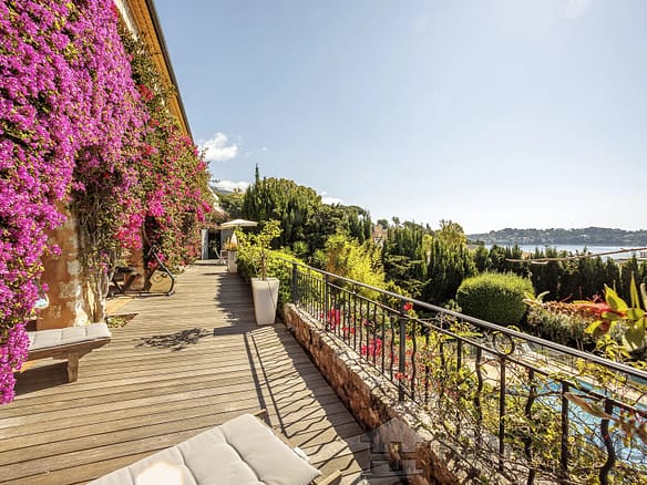 3 Bedroom Apartment in Villefranche Sur Mer 12