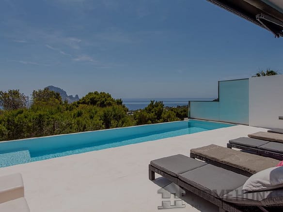 3 Bedroom Villa/House in Cala Carbo 2