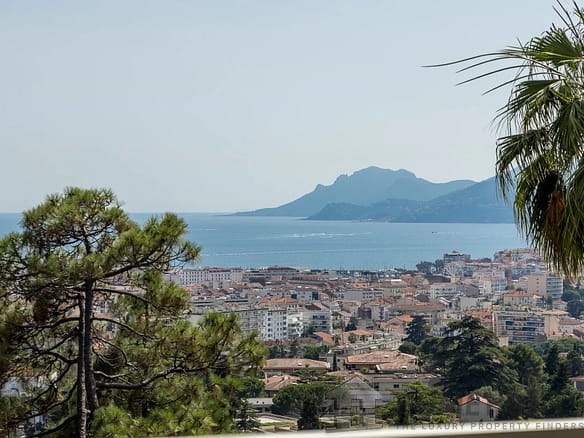 2 Bedroom Apartment in Cannes 4