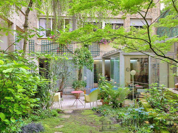 2 Bedroom Apartment in Paris 8th (Golden Triangle - Parc Monceau) 4