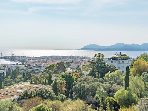 2 Bedroom Apartment in Cannes 26