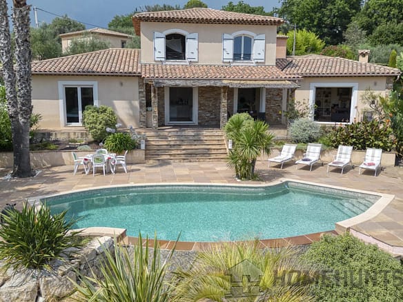 5 Bedroom Villa/House in Roquefort Les Pins 4