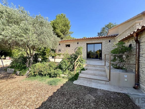 4 Bedroom Villa/House in Saumanes De Vaucluse 10