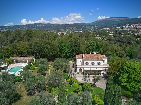 7 Bedroom Villa/House in Grasse 2