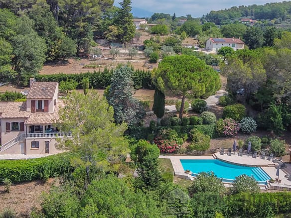 5 Bedroom Villa/House in Chateauneuf Grasse 14