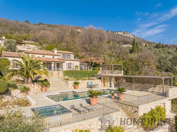 5 Bedroom Villa/House in Grasse 10