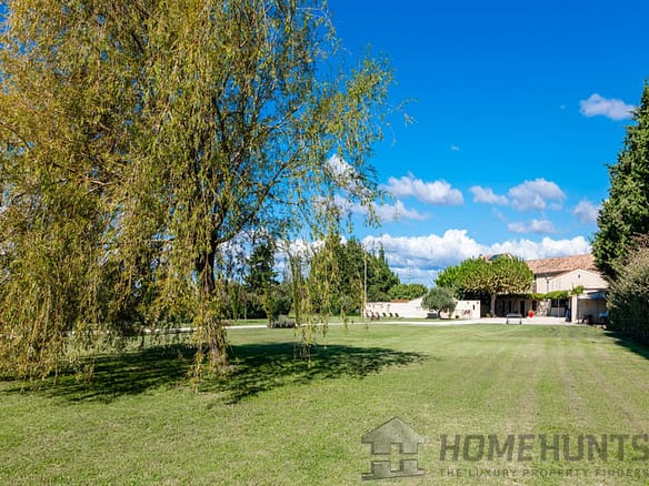 9 Bedroom Villa/House in Pernes Les Fontaines 2