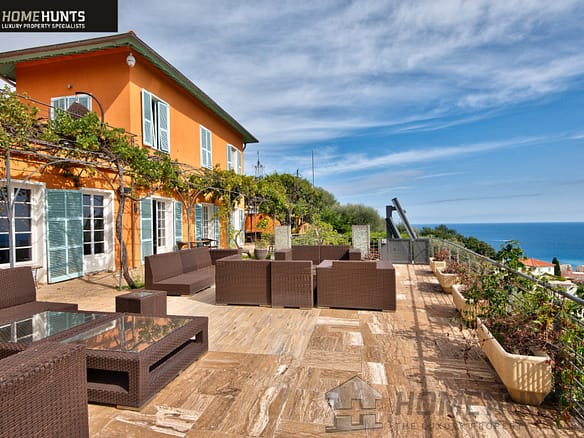 7 Bedroom Villa/House in Menton 24