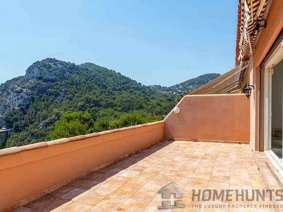 2 Bedroom Villa/House in Eze 4