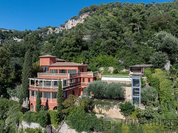 6 Bedroom Villa/House in Grasse 3