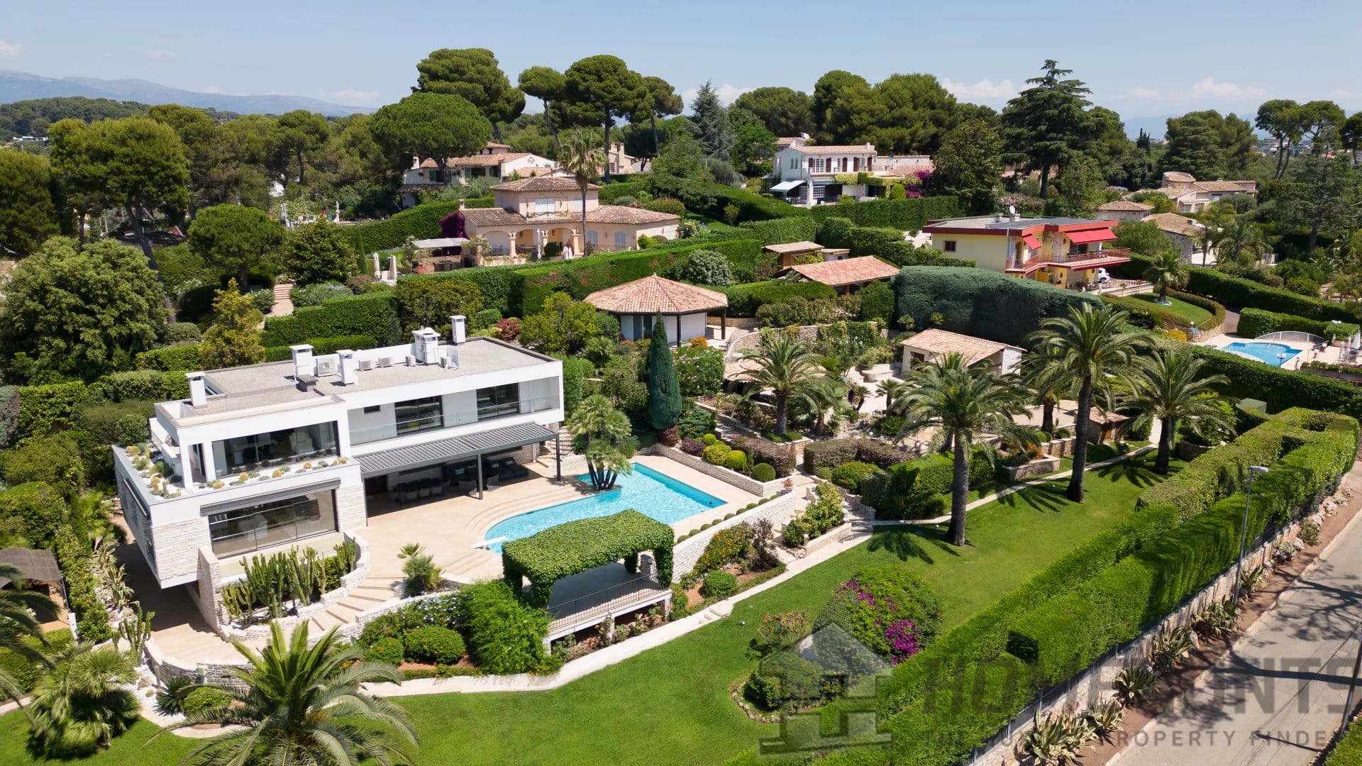 8 Bedroom Villa/House in Antibes 10