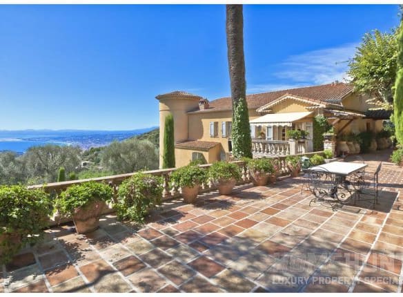 5 Beautifully Landscaped Luxury Villas in France 2