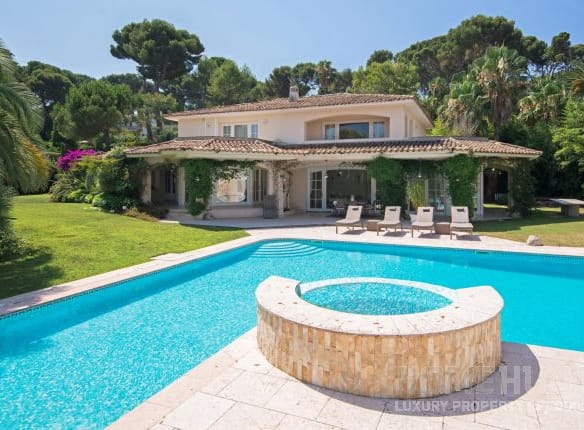5 Of The Best Luxury Villas With Stunning Swimming Pool Views (To Die For) 4