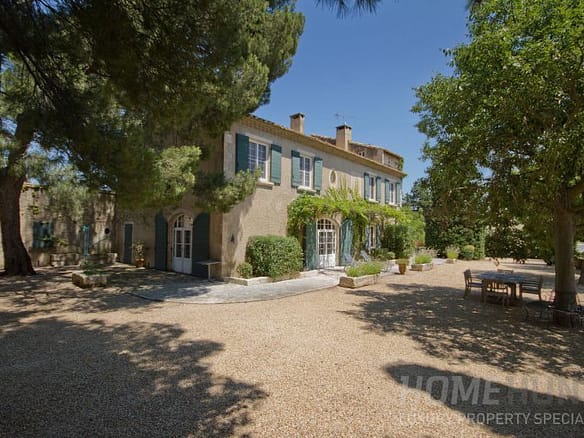 What are the property hotspots of Arles? 1