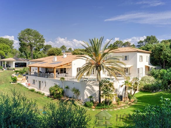 9 Bedroom Villa/House in Biot 34