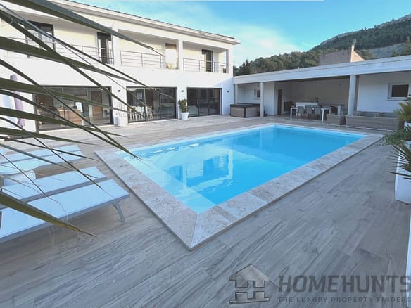 6 Bedroom Villa/House in Roquefort La Bedoule 20