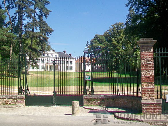 Castle/Estates in Outside Paris (30 Km +) 12