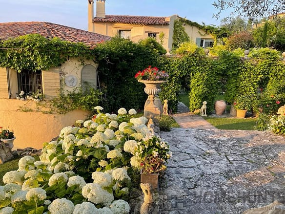 5 Bedroom Villa/House in Castellaras 28