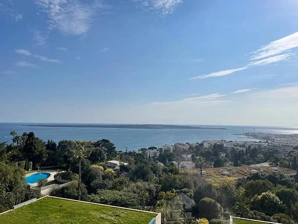 2 Bedroom Apartment in Cannes 8