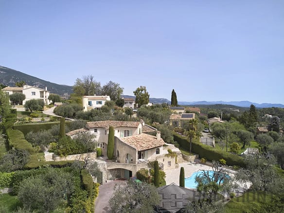 5 Bedroom Villa/House in Le Rouret 22
