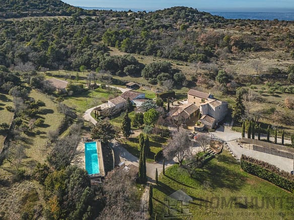 15 Bedroom Hotels/gites in La Roque Sur Pernes 32
