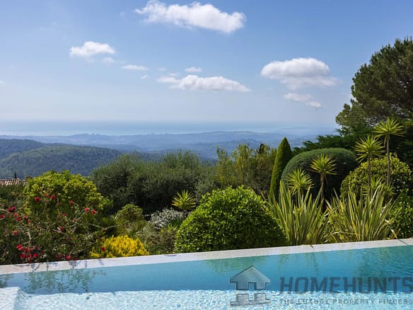 4 Bedroom Villa/House in Tourrettes Sur Loup 32