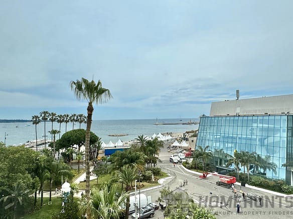 2 Bedroom Apartment in Cannes 4