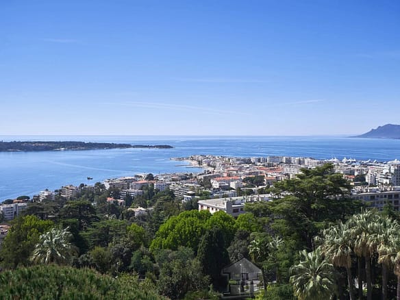 3 Bedroom Apartment in Cannes 32