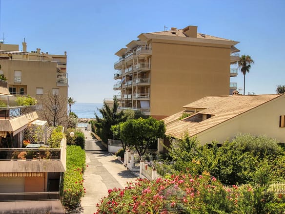 3 Bedroom Apartment in Roquebrune Cap Martin 2