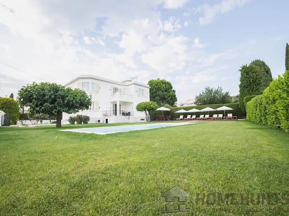 9 Bedroom Villa/House in Saint Laurent Du Var 16