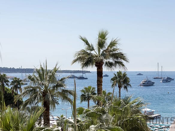2 Bedroom Apartment in Cannes 8