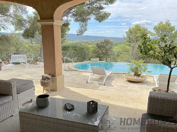 5 Bedroom Villa/House in St Hippolyte Le Graveyron 2