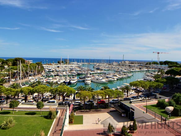 2 Bedroom Apartment in Villeneuve Loubet 2